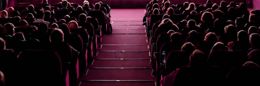 电影院观众席里看电影表演的人图片