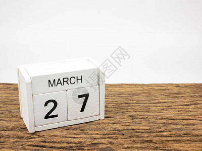 月27日白色立方体木制日历在老式木材和白色背景与春日图片