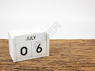 7月6日白方形木日历背景图片
