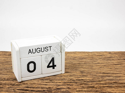 8月4日白方块木本日历在旧木和白色背景上与夏日图片