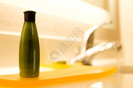 浴室中的绿色小型可湿容器浸润洗发图片