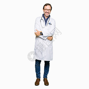帅气的中年医生男子穿着医疗大衣面带快乐图片