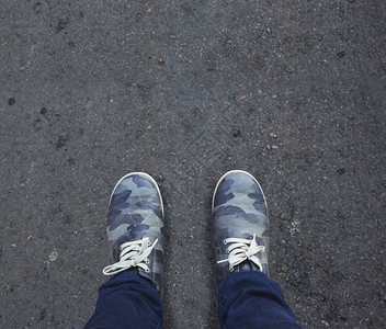 站在柏油路上的一双鞋图片