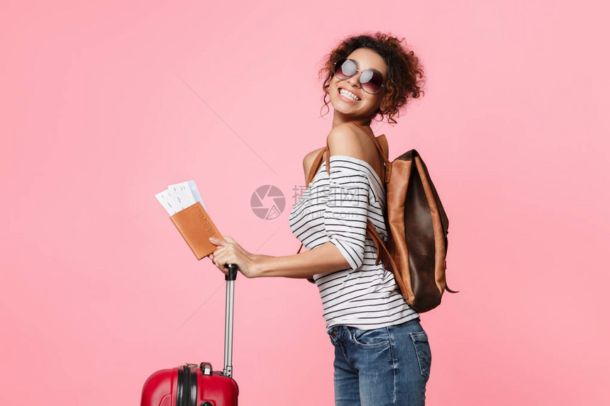 带着护照和手提箱的旅游妇女快乐图片
