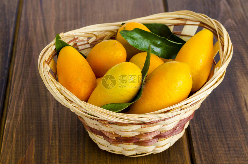 木篮里有甜橙汁的金瓜花图片