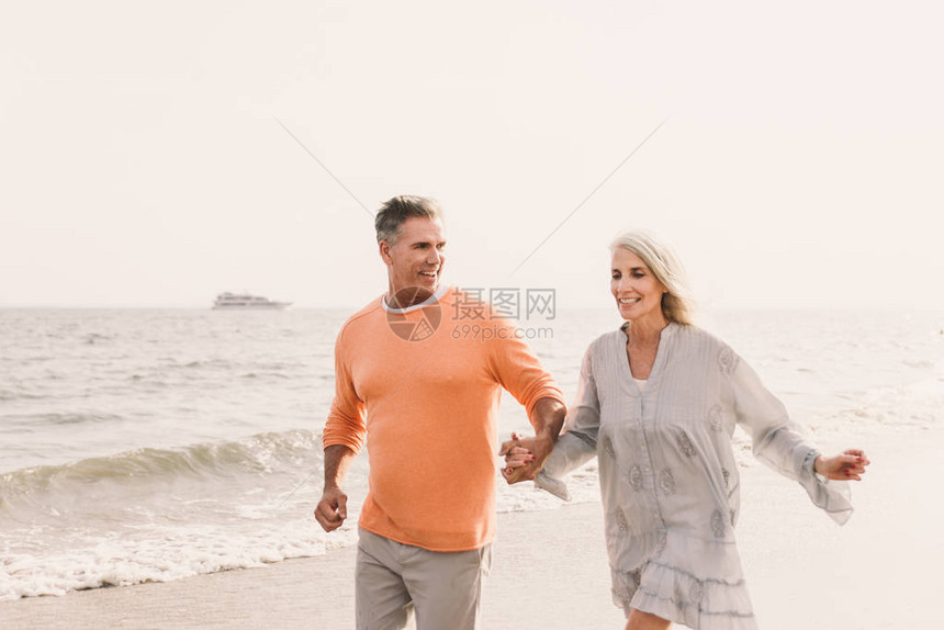 美丽快乐的老年夫妇在户外约会图片