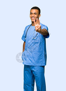 外科医生男人快乐数到三手指在图片