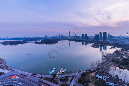 现代的南京市天际线夜图片