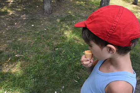 一个孩子吃冰淇淋图片