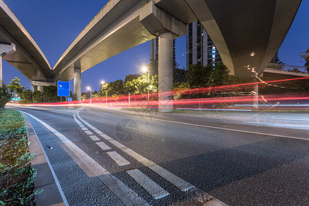 在立交桥高速公路上行驶的汽车图片