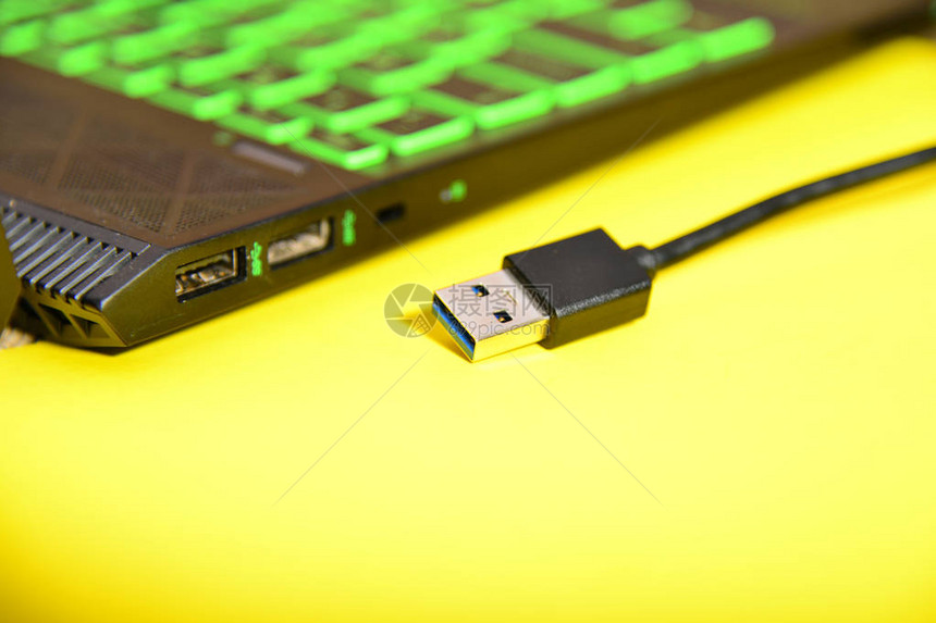 USB电缆就在笔记本电脑附近图片