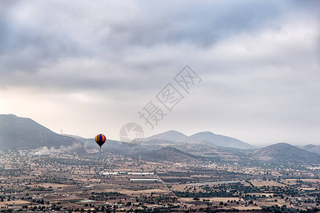 乘坐热气球飞越墨西哥景观图片
