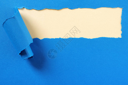 撕裂的蓝色纸条黄色背景框架图片