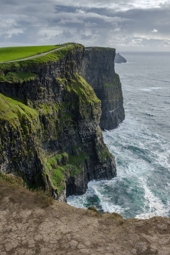 爱尔兰海上的草崖风景图片