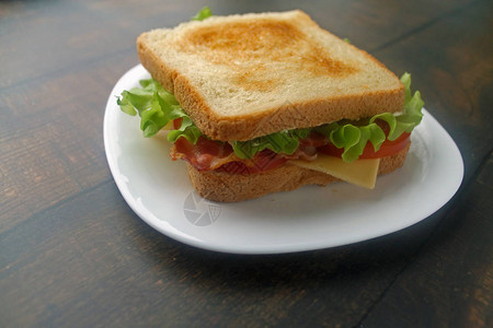 三明治配培根奶酪和新鲜蔬菜用炒鸡蛋培根和奶图片