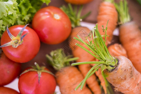 餐桌上胡萝卜西红柿和沙拉等杂色蔬菜的特写图片
