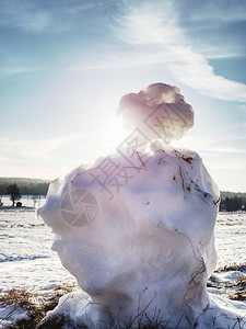 人走在冰雪人融化在春天山图片