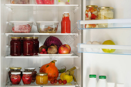 装有自制水果和浆果酱果汁和其他产品的罐子放在冰箱的架子上发酵的健康食图片