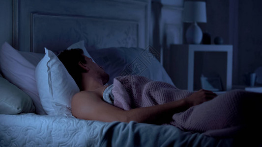 深睡在黑暗房间里的床铺舒适的床垫和枕头图片
