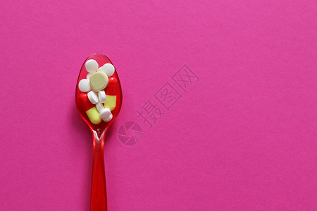 塑料勺子上的药丸片剂和胶囊图片