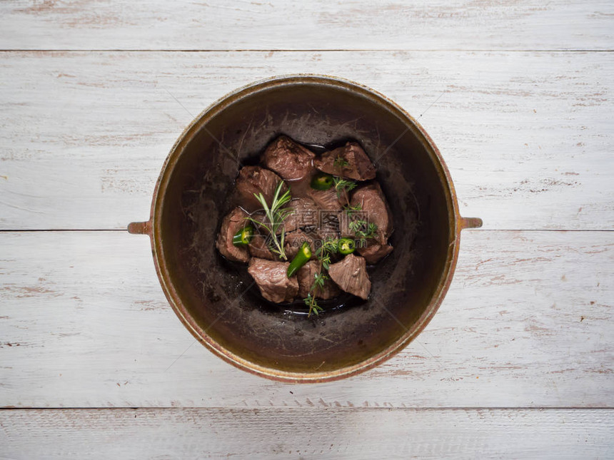 牛肉炖牛肉酸奶油锅里图片