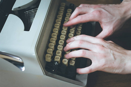 老式打字机手正在打字背景图片