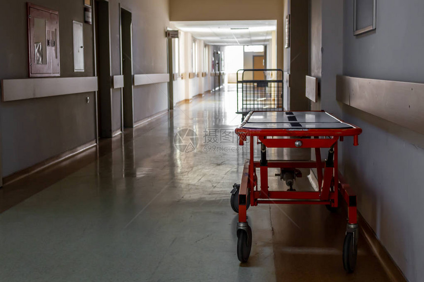 担架和空荡的医院走廊图片
