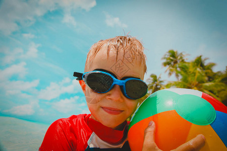 快乐的小男孩在热带沙滩度图片