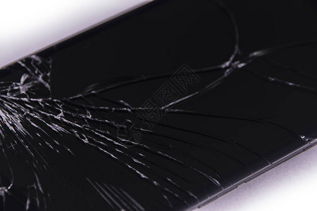 碰撞玻璃黑色背景智能手机破碎特写图片