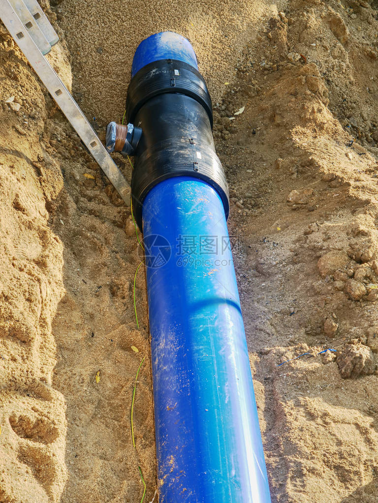 地下水供管道的修复过程沟槽中的蓝色塑料管与带接头和螺纹法兰的塑料图片