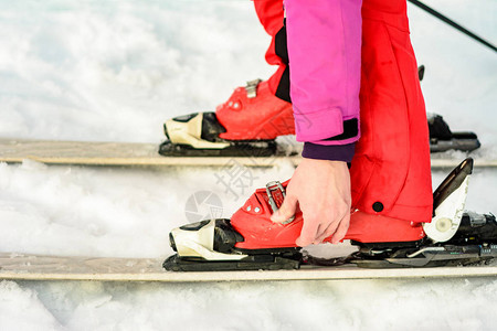穿红粉色衣服穿着滑雪鞋在2019图片
