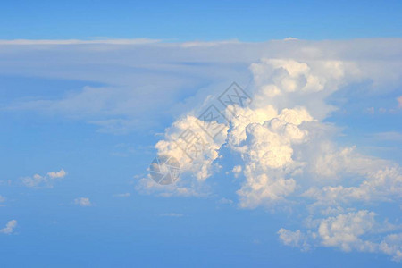 在云层之上飞行天空背景图片