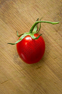 一棵葡萄树的紧闭草莓番茄背景图片