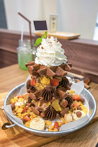松饼巧克力冰淇淋加各种水果和锌图片