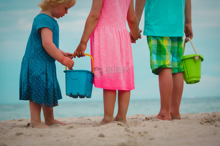 孩子们挖沙子家庭在海滩上玩沙图片