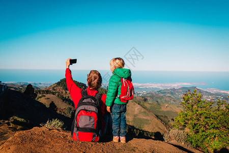 父亲和女儿在山上自相拍家庭图片