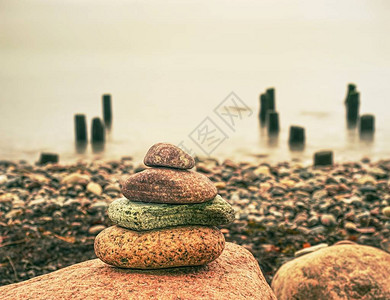鹅卵石堆在鹅卵石海滩上图片