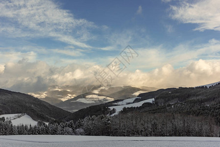 一个田园诗般的农田乡村的彩色乡村雪冬景观图像图片