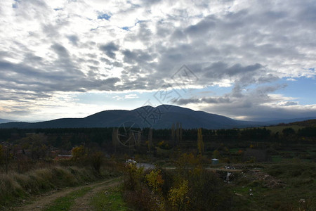 山地和天空背景的美丽风景在高山图片