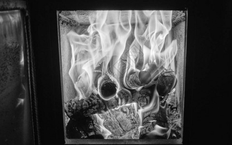 柴火在炉子里燃烧图片