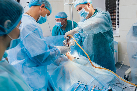 使用腹腔镜设备进行妇科手术操作的过程背景图片
