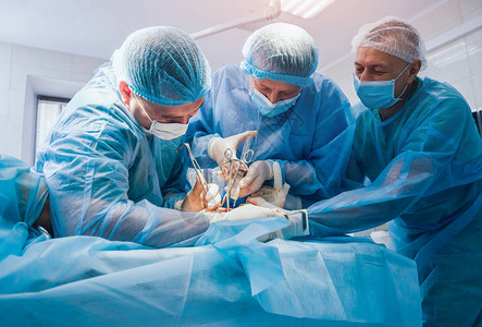 手术室里的外科医生组图片