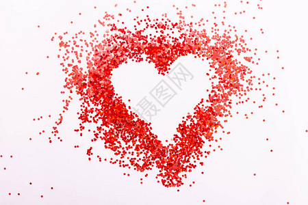 白色背景上的心形石榴种子爱和情人节日平图片