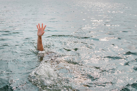 溺水者在水中求救的单手背景图片