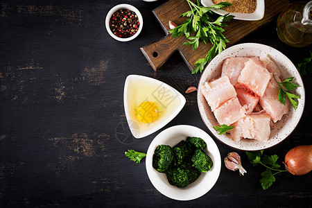 自制鱼肉鳕菠菜蛋和面包屑的成分来自小麦鳕的原始切片背景图片