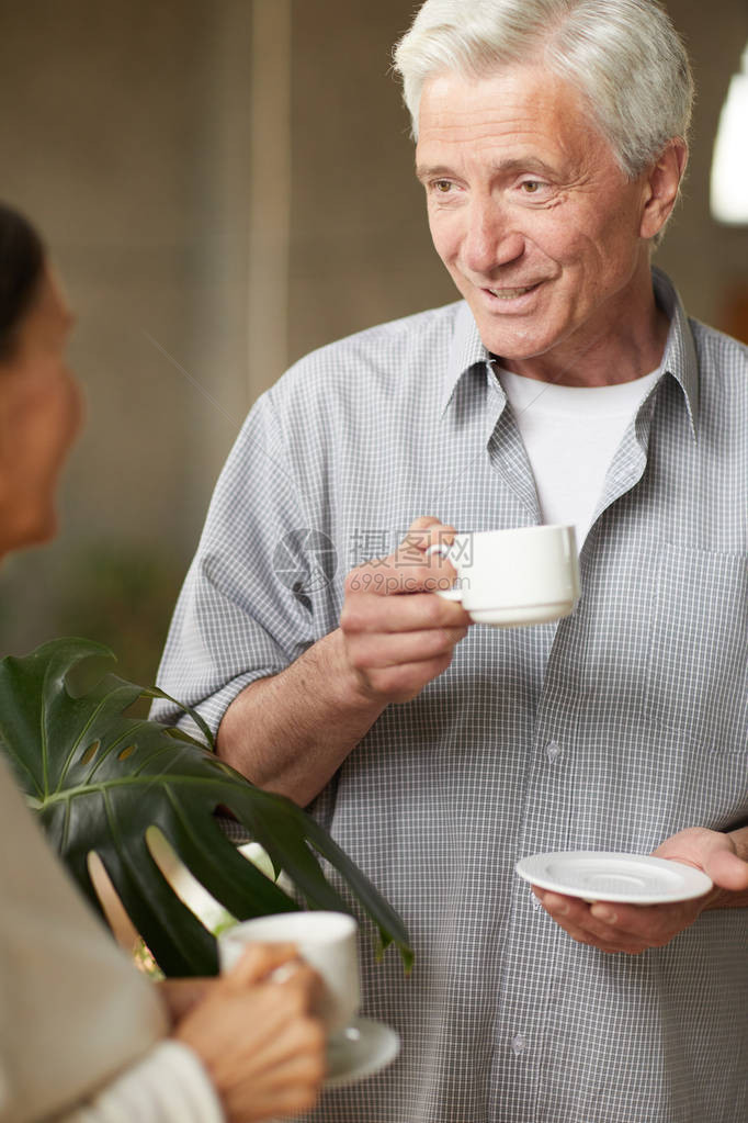 高年男子喝茶或咖啡在咖啡馆的咖啡休息图片