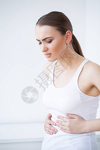 胃痛肚子痛的女人腹部疼痛的图片