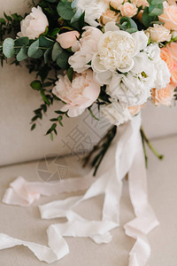 在背景的婚礼新娘花束图片