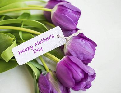 带有母亲节快乐卡片标签的春季郁金香花束图片