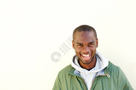 紧贴着快乐的非洲青年美国图片